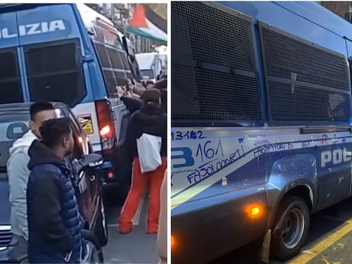 L'assalto degli antagonisti: così volevano ribaltare la camionetta della polizia