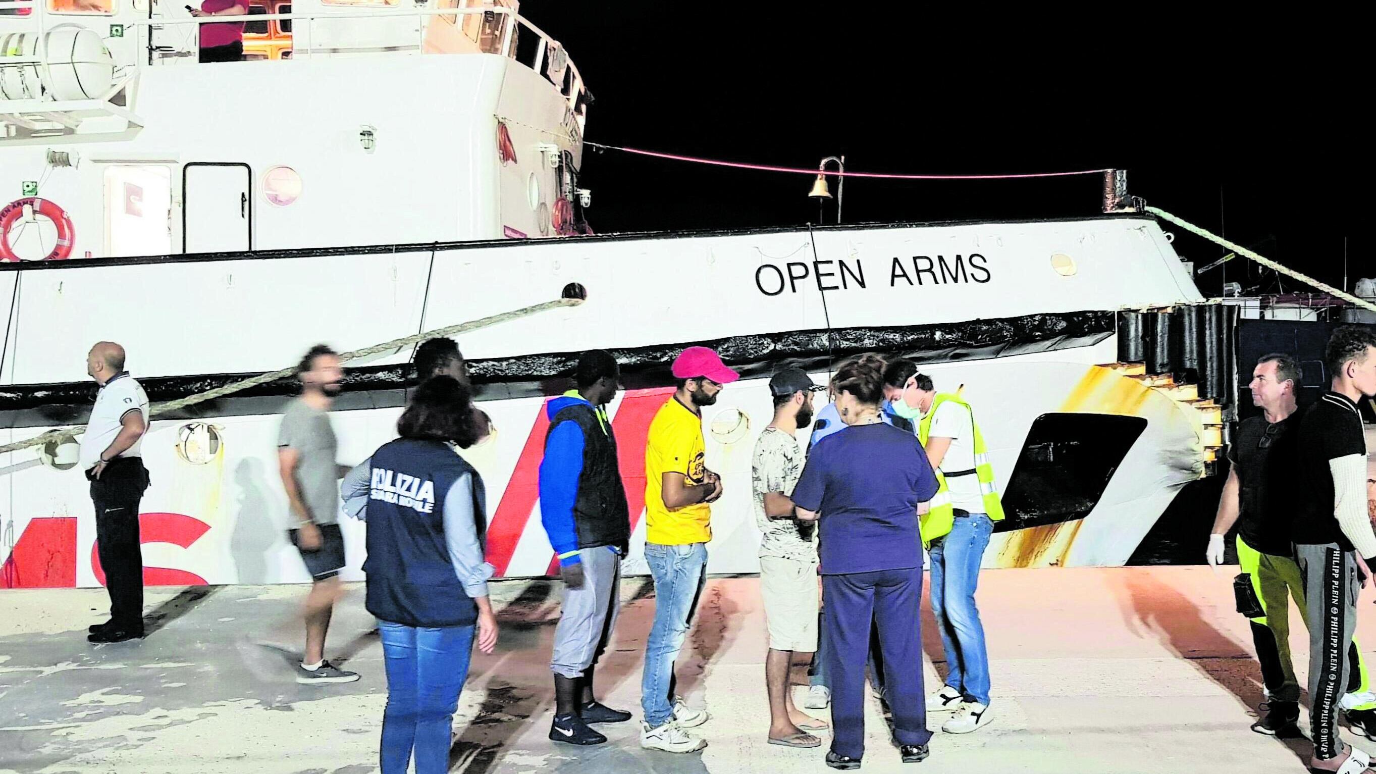 Il tribunale di Massa annulla il fermo della Open Arms. L'ong esulta: "Salvare vite non è reato"