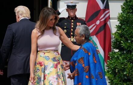 Melania Trump nell'orto con i tacchi: foto 6