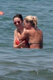 Michelle Hunziker e Aurora Ramazzotti, belle al mare 1