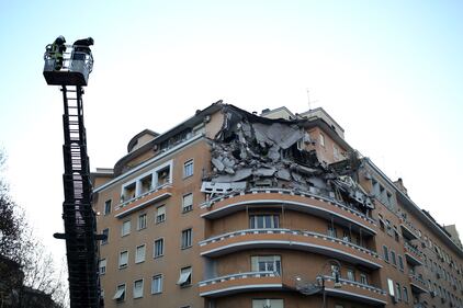 Roma, crollano tre piani di un palazzo 31