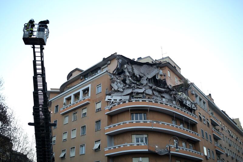Roma, crollano tre piani di un palazzo 31