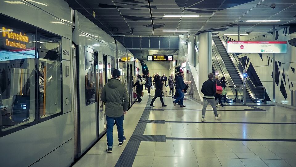 Roma, incidente in metro: una persona incastrata tra la banchina e le rotaie