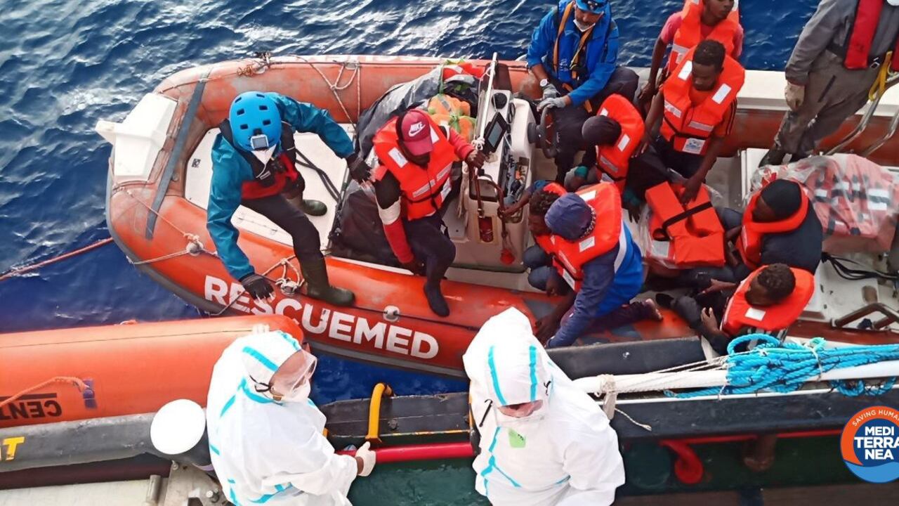 L'ong "lavora" a pieno regime: Sea Watch scarica 67 migranti