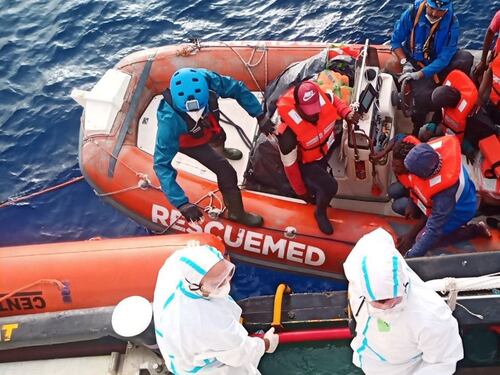 L'ong "lavora" a pieno regime: Sea Watch scarica 67 migranti