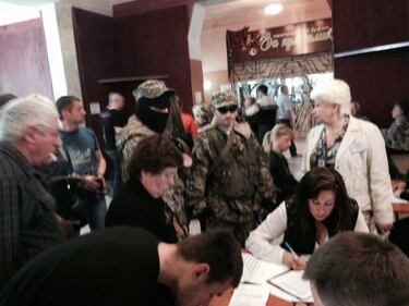 Slaviansk, separatisti al voto 5