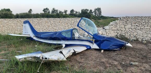 Tragedia sfiorata nel Leccese, aereo precipita contro un muretto a secco 1