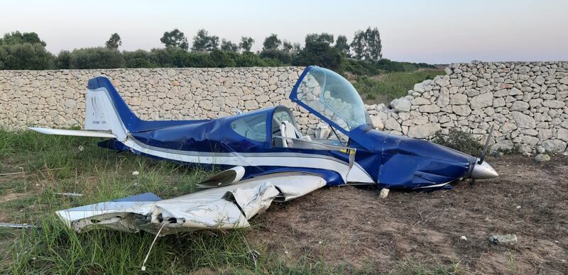 Tragedia sfiorata nel Leccese, aereo precipita contro un muretto a secco 1