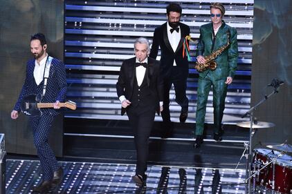 Sanremo 2016: gli abiti della prima serata 25