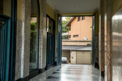 Milano, mamma e figlia precipitano dall'ottavo piano 8