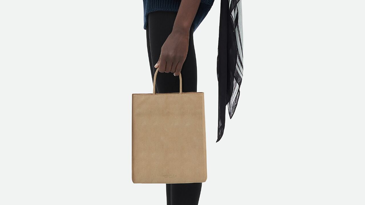 Una "busta di carta" da 2.000 euro: è bufera sulla borsa di Bottega Veneta
