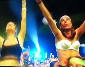 Concerto Vasco: le fan in topless 4