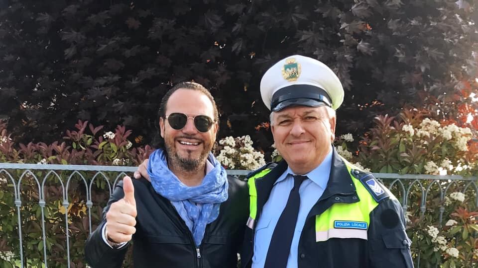 Mitra e giubbotti antiproiettile: il sindaco sceriffo arma i vigili