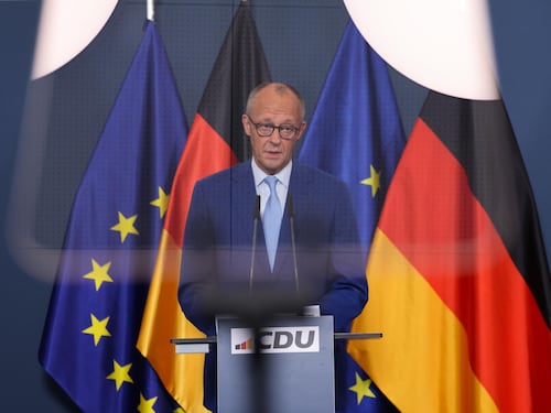Germania, in Meclemburgo-Pomerania AfD in testa con il 38%, la sinistra radicale vince a Berlino. Per Merz è un disastro ma non si dimette: “Ora le riforme”