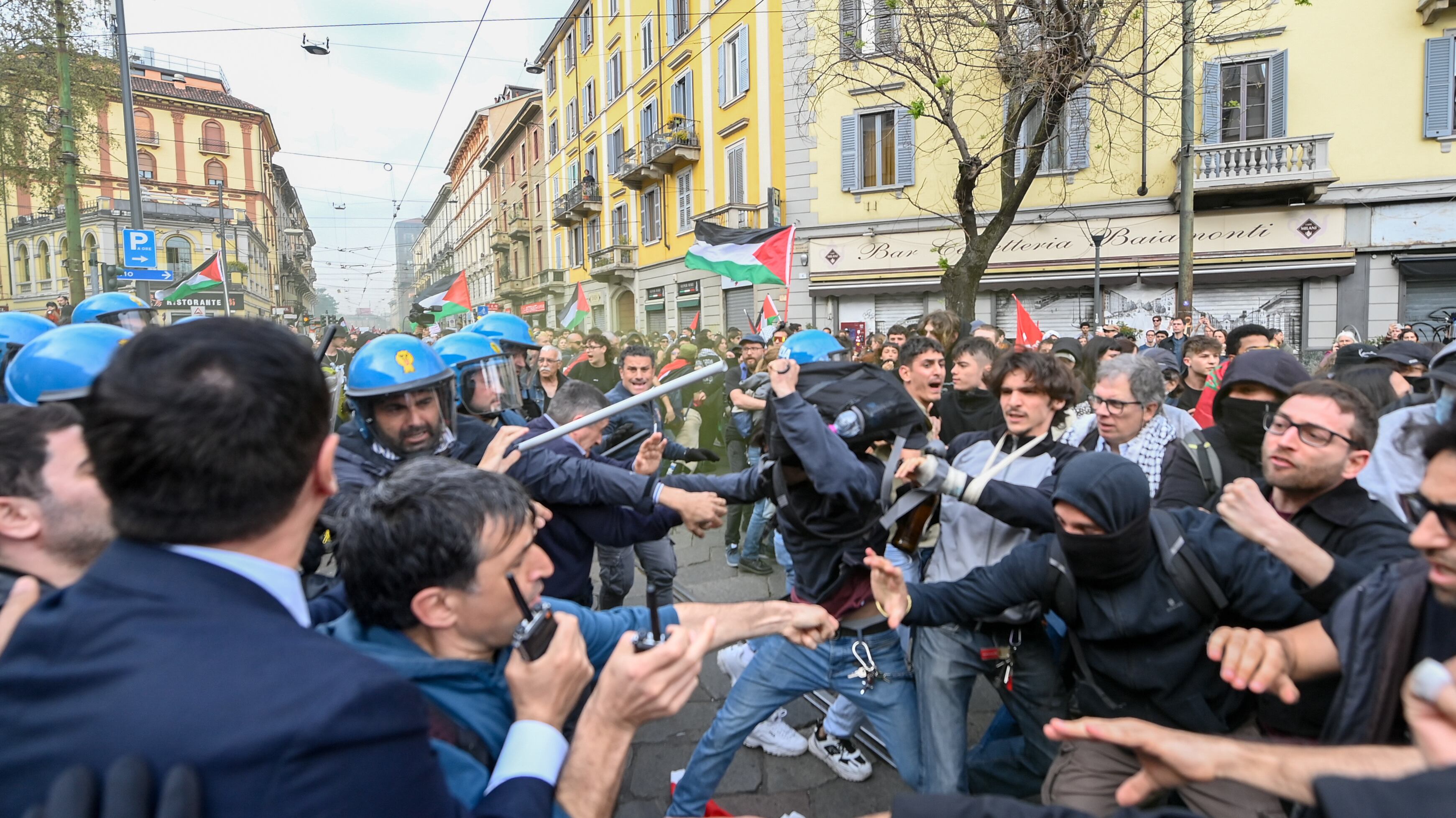 “Decisi a ulteriori misure per l’incolumità degli agenti”. Piantedosi pronto a un giro di vite dopo gli scontri
