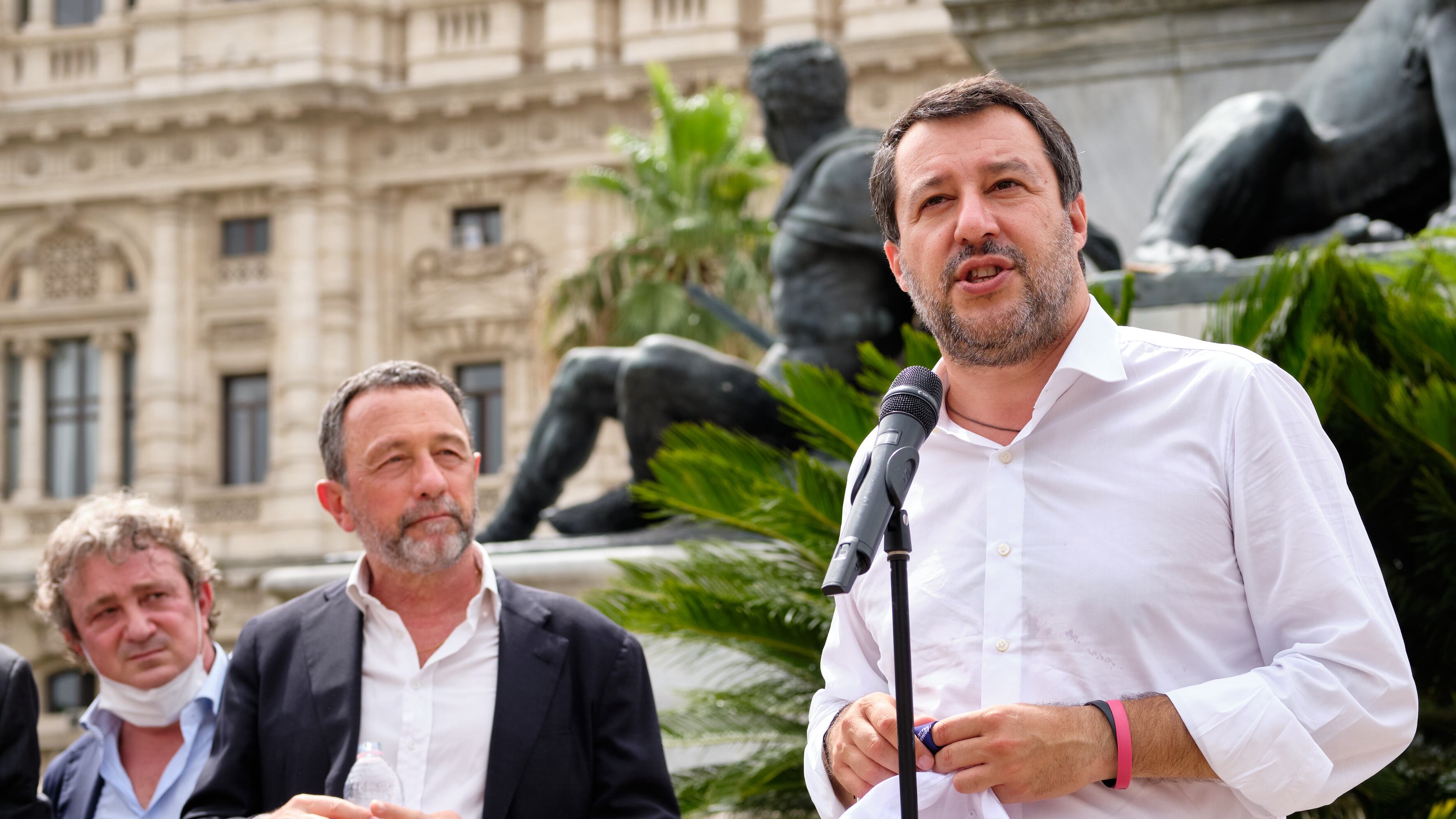 Arriva la solidarietà del centrodestra. "Chi sbaglia paga, ma no alle retate"