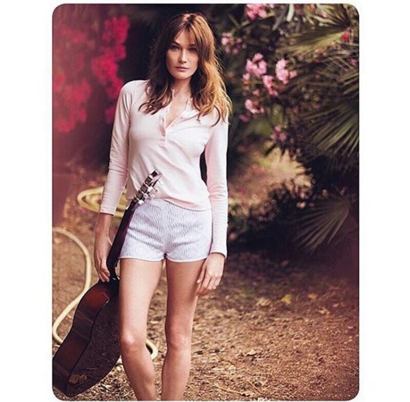 Carla Bruni, l'ex Prèmiere Dame sbarca su Instagram: foto 3