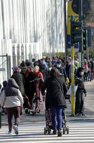 L'esercito dei nuovi poveri in coda al Pane Quotidiano di Milano: la coda è lunghissima 5