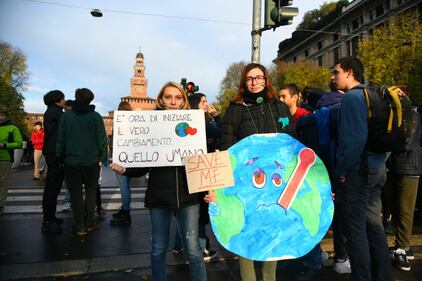 Milano, manifestazione globale per il clima. Il corteo attraversa la città 6