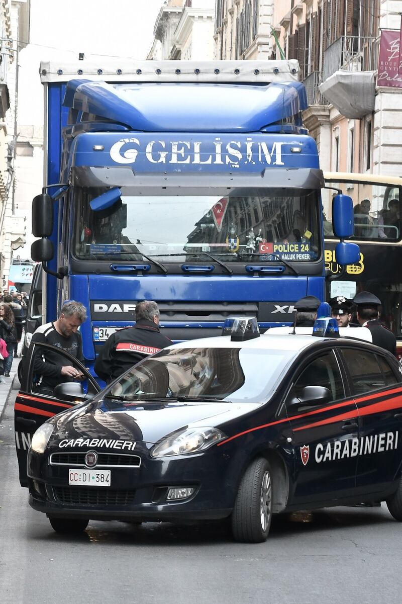 Roma, tir turco in via del Corso: fermato per controlli 1
