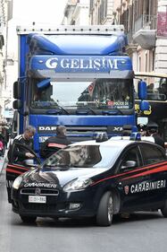 Roma, tir turco in via del Corso: fermato per controlli 1