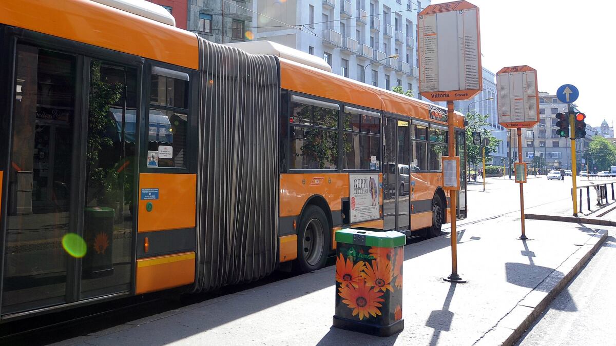 Milano, vietato fumare in attesa di bus e tram: proposte le fermate no-smoking