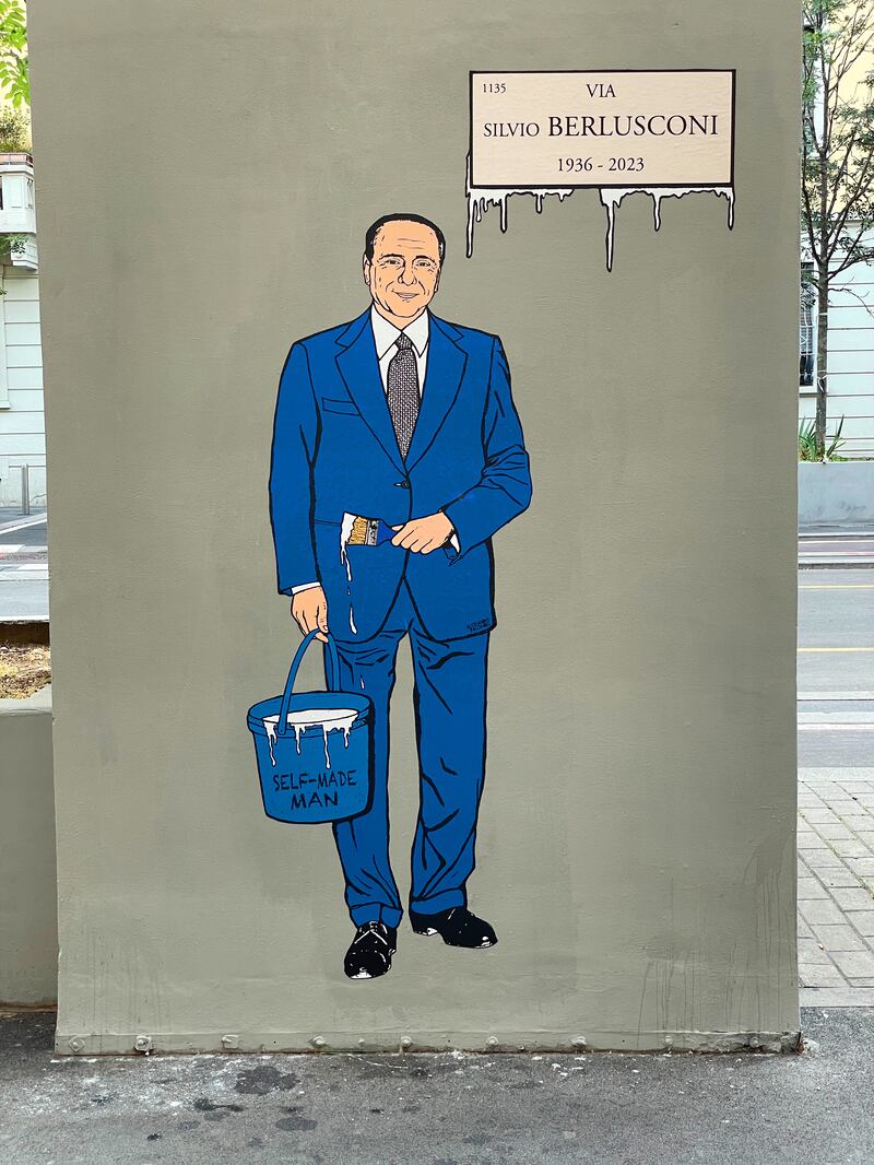 Via Silvio Berlusconi, la dedica dell'artista aleXsandro Palombo al “Self-Made Man” 5