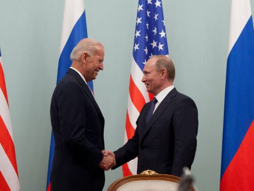 Biden sgancia la bomba su Putin: "È un assassino". La furia di Mosca