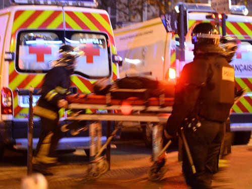 Parigi sotto attacco, massacro islamista: 8 jihadisti fanno 129 morti