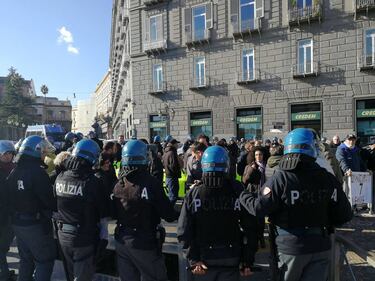 Minniti a Napoli per la "riforma dell'accoglienza": le proteste di Lega e disoccupati 5