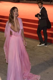 Belen Rodriguez a Venezia: la scollatura è inguinale 4