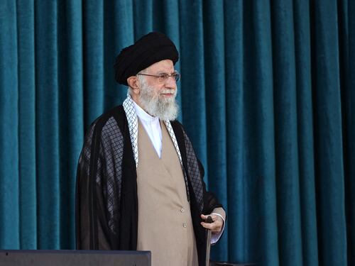 Iran in fiamme, Khamenei sbeffeggiato al tg
