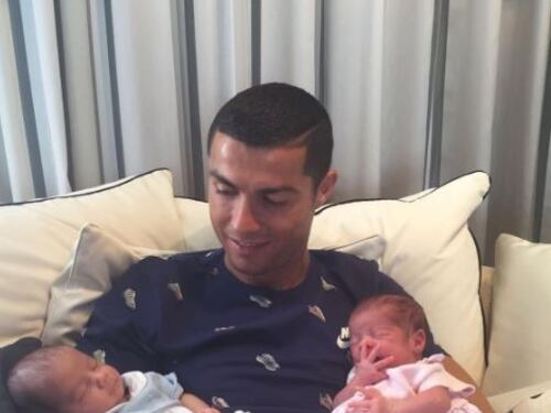 Cristiano Ronaldo di nuovo papà, ecco la foto con i gemellini