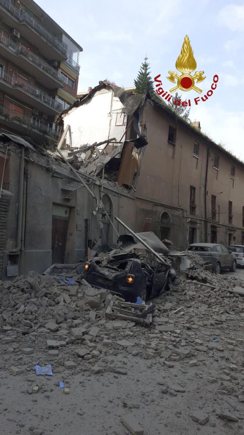 La palazzinana di due piani crollata a Roma: vigili del fuoco lavorano tra le macerie 4