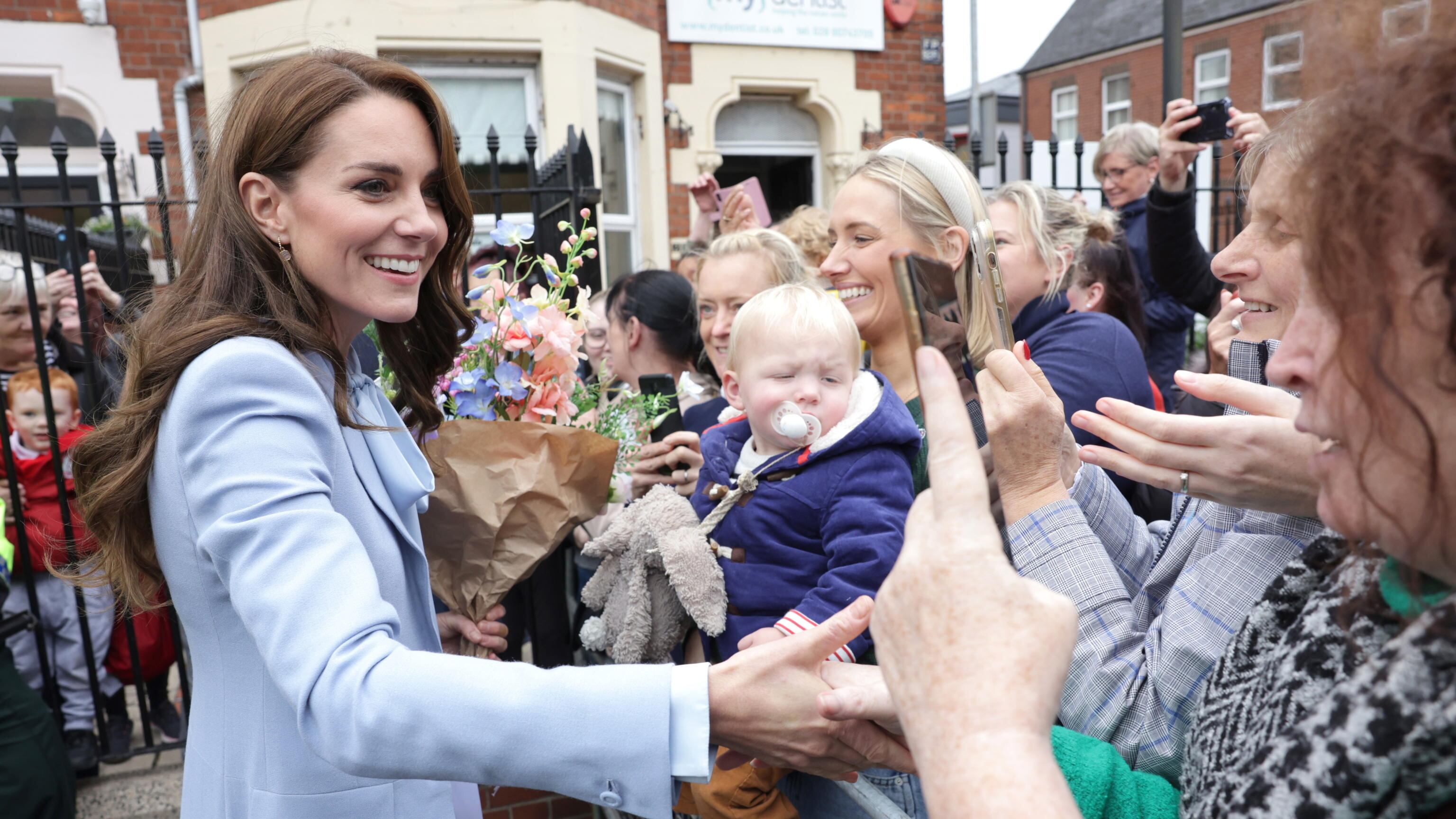 "L'Irlanda agli irlandesi". Ma Kate Middleton risponde così alla contestatrice