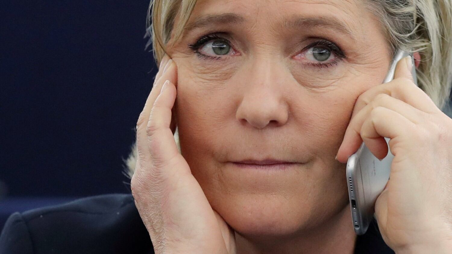 Francia, diplomatici contro Le Pen: "Se vince lasciamo l'incarico"