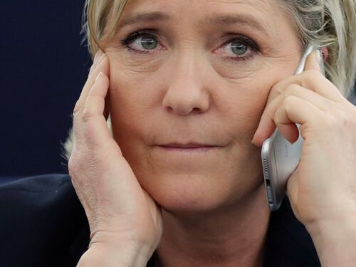 Francia, diplomatici contro Le Pen: "Se vince lasciamo l'incarico"
