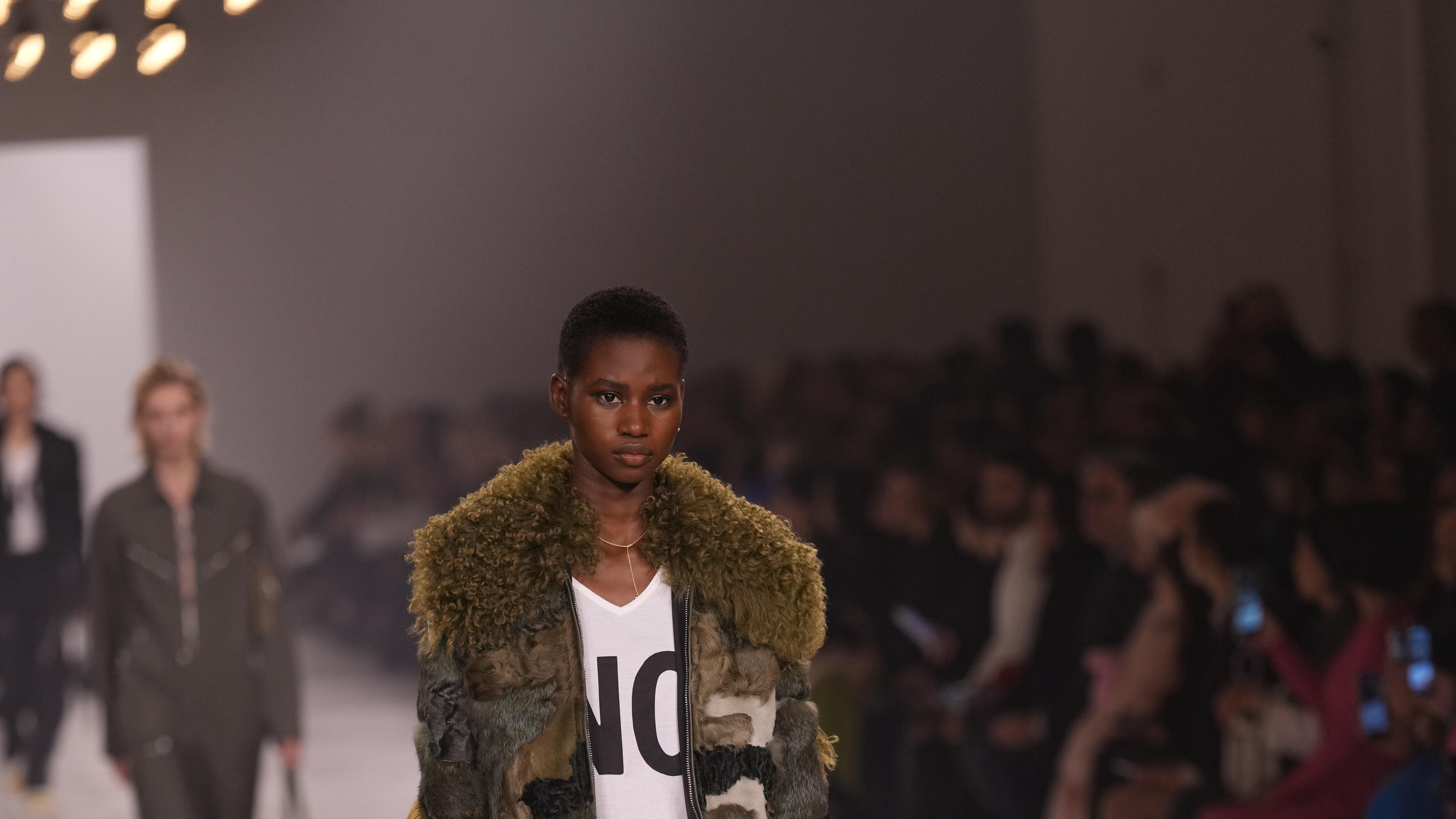 Pellicce "riciclate" e moda condivisa. Il ritorno di Chiuri alla guida di Fendi