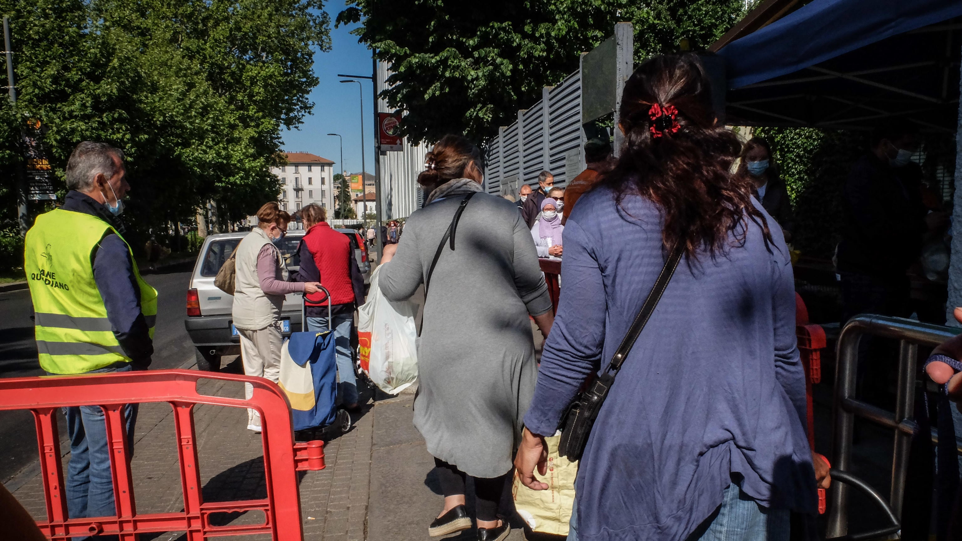 "Schiacciati dalle sanzioni": la foto fake russa sugli italiani in coda per il pane