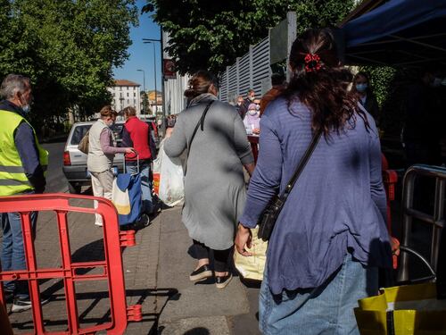 "Schiacciati dalle sanzioni": la foto fake russa sugli italiani in coda per il pane