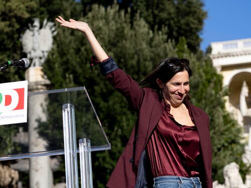 Pd in piazza a Roma tra bandiere palestinesi e cappellini comunisti