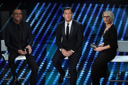 Sanremo 2017, Maria De Filippi e il bacio agli ospiti 2