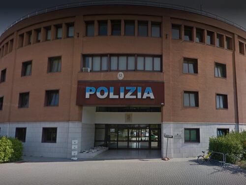 Modena, lo straniero prima si taglia le vene poi aggredisce l'agente