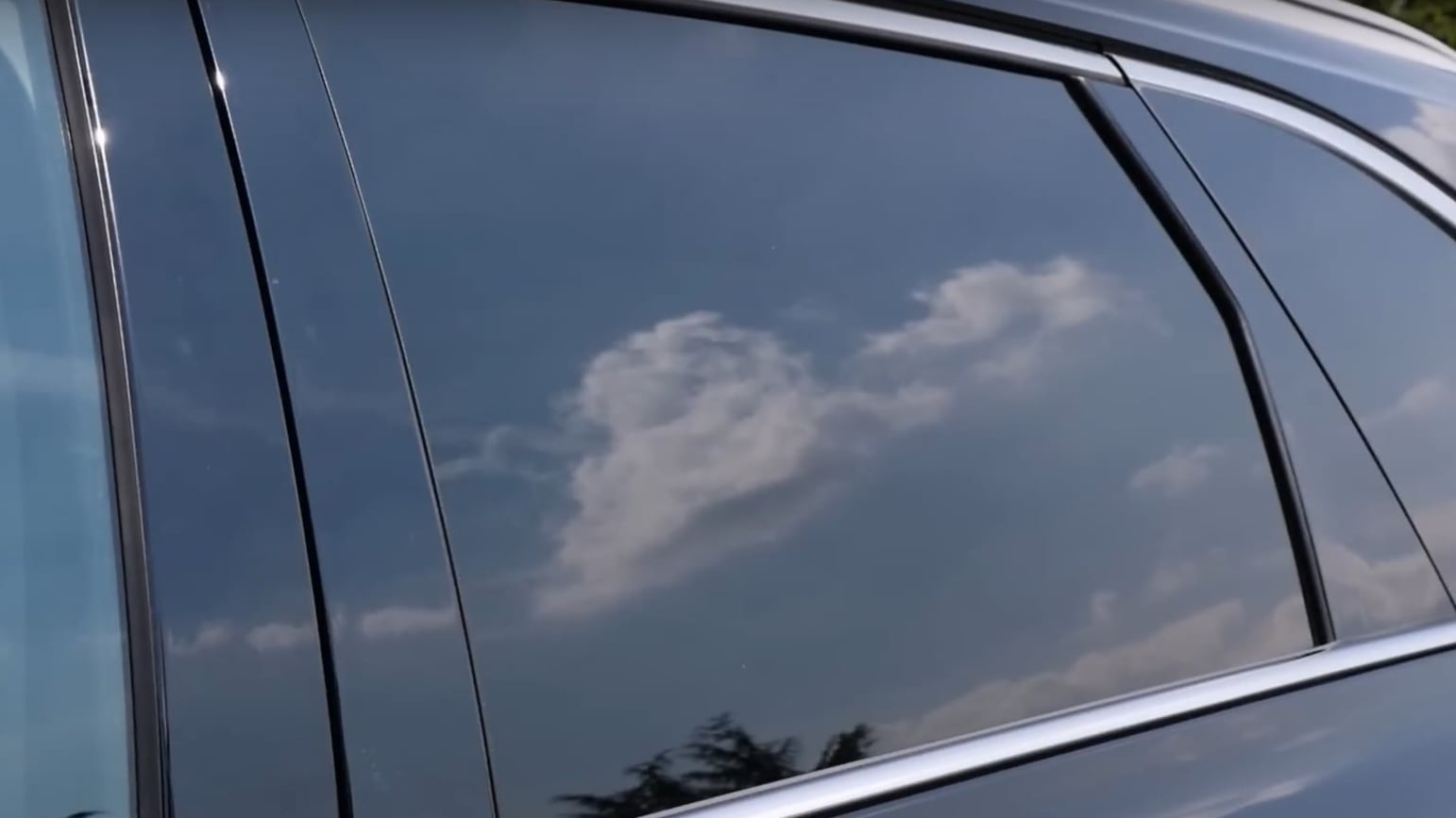 Oscurare i vetri dell'auto senza conoscere la legge può costare caro: multe fino a 344 euro