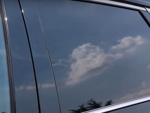 Oscurare i vetri dell'auto senza conoscere la legge può costare caro: multe fino a 344 euro