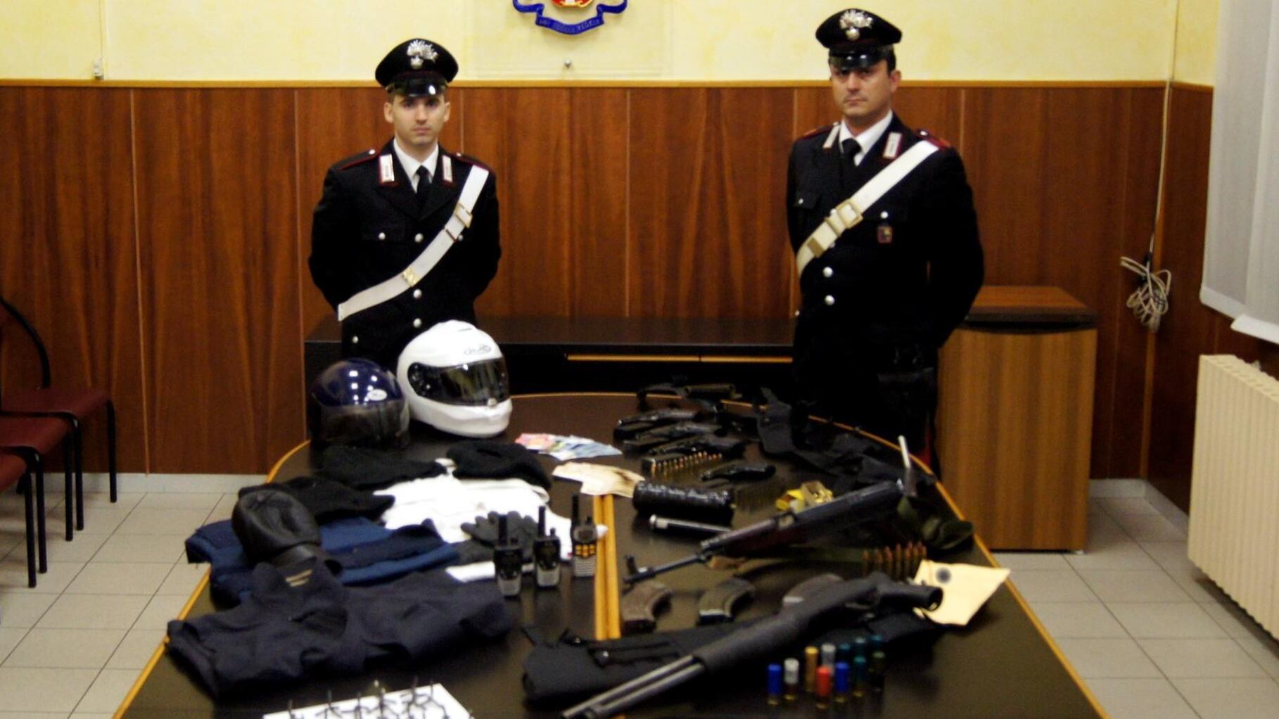 Uccise un carabiniere, rapina furgoni