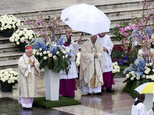 Papa Francesco alla Messa per Pasqua: "Gesù allevi le sofferenze dei cristiani perseguitati"