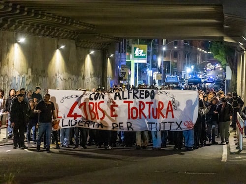 Il governo in campo a fianco dell'agente ferito a Roma. "Non riuscirete a intimidire lo Stato". Matone minacciata