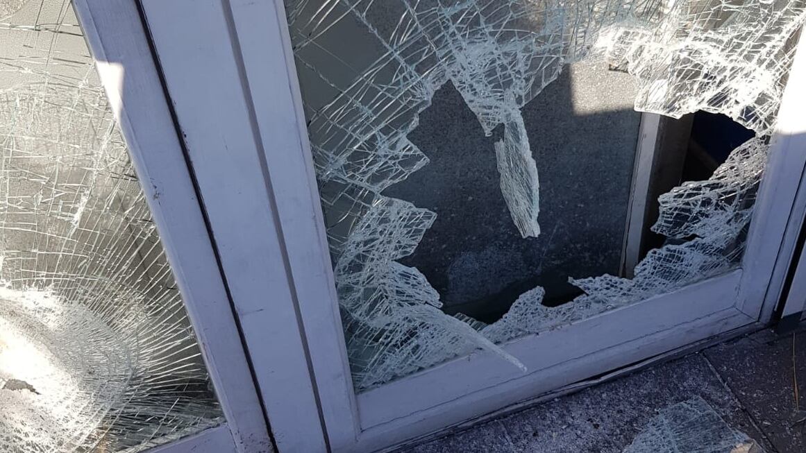 Le vetrine del ristorante distrutte a mazzate: settimo furto in un anno