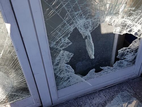 Le vetrine del ristorante distrutte a mazzate: settimo furto in un anno